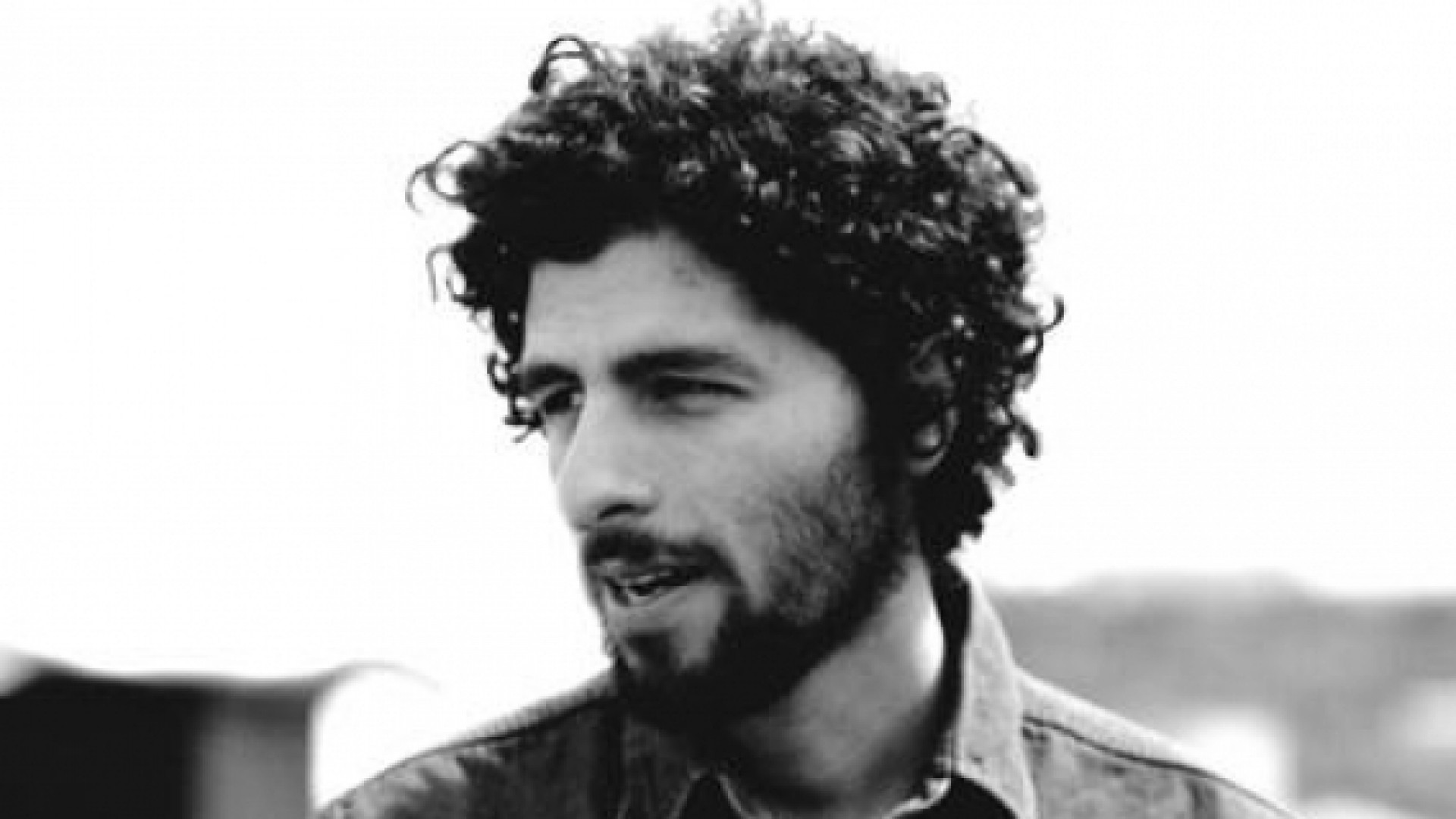 José Gonzàlez performing with The Göteborg String Theory