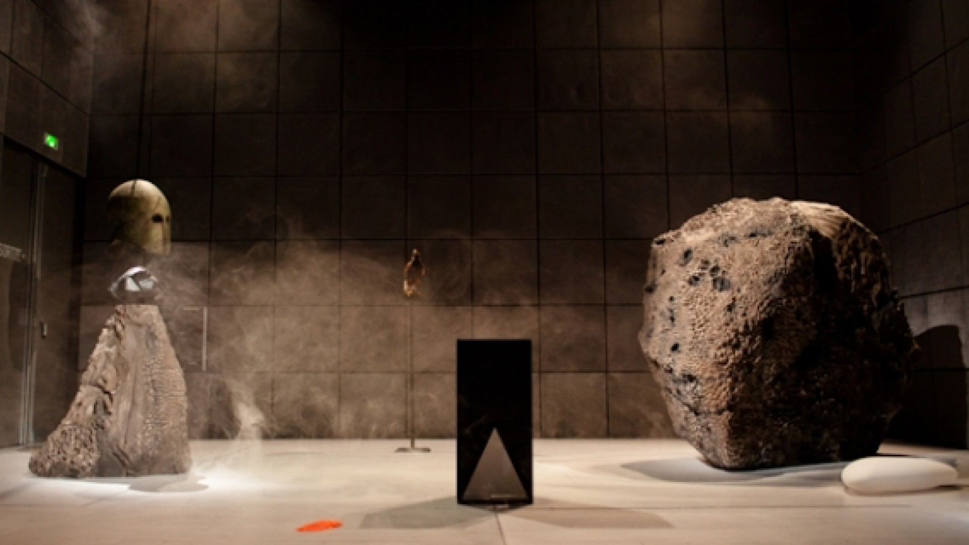 Ils traversent les pistes sur des morceaux de tissus pour ne pas laisser de traces.