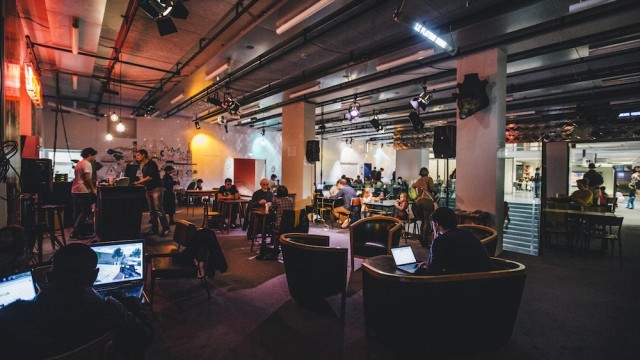 Réfugiés&nbsp;: Première nécessité et partage de connexion.