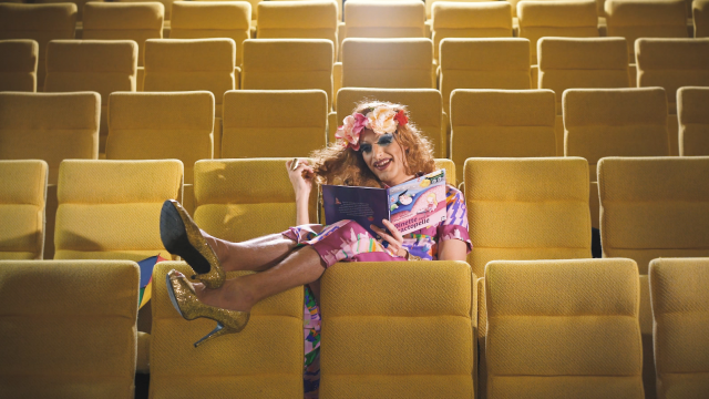 Contes à paillettes&nbsp;: Dînette dans le tractopelle