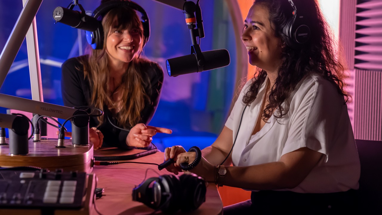 Deux femmes à l’écoute