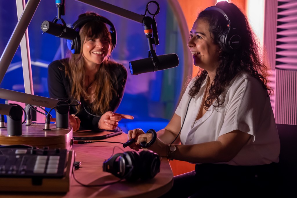 Deux femmes à l’écoute
